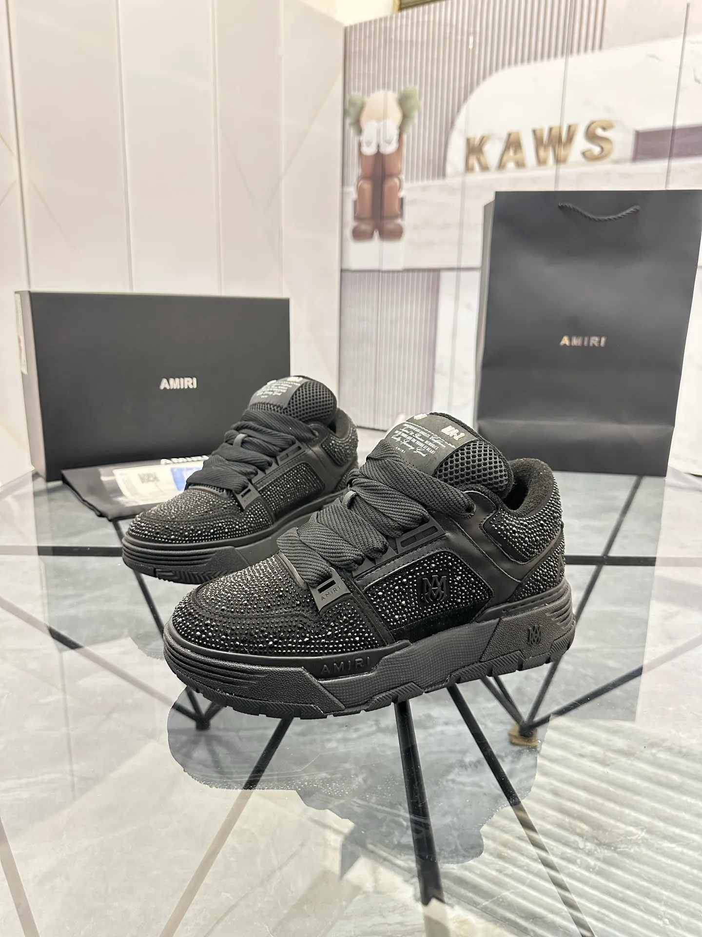Men's shoes: 💰P760¥ Guangzhou top quality Product trademark: AMIRI* "Amir*] low-top casual shoes Regular size: 39-44 (can be customized to 45) Product material: imported first-layer cowhide leather upper, professional hot-drilling process, breathable lining, original outsole. Number: 525
